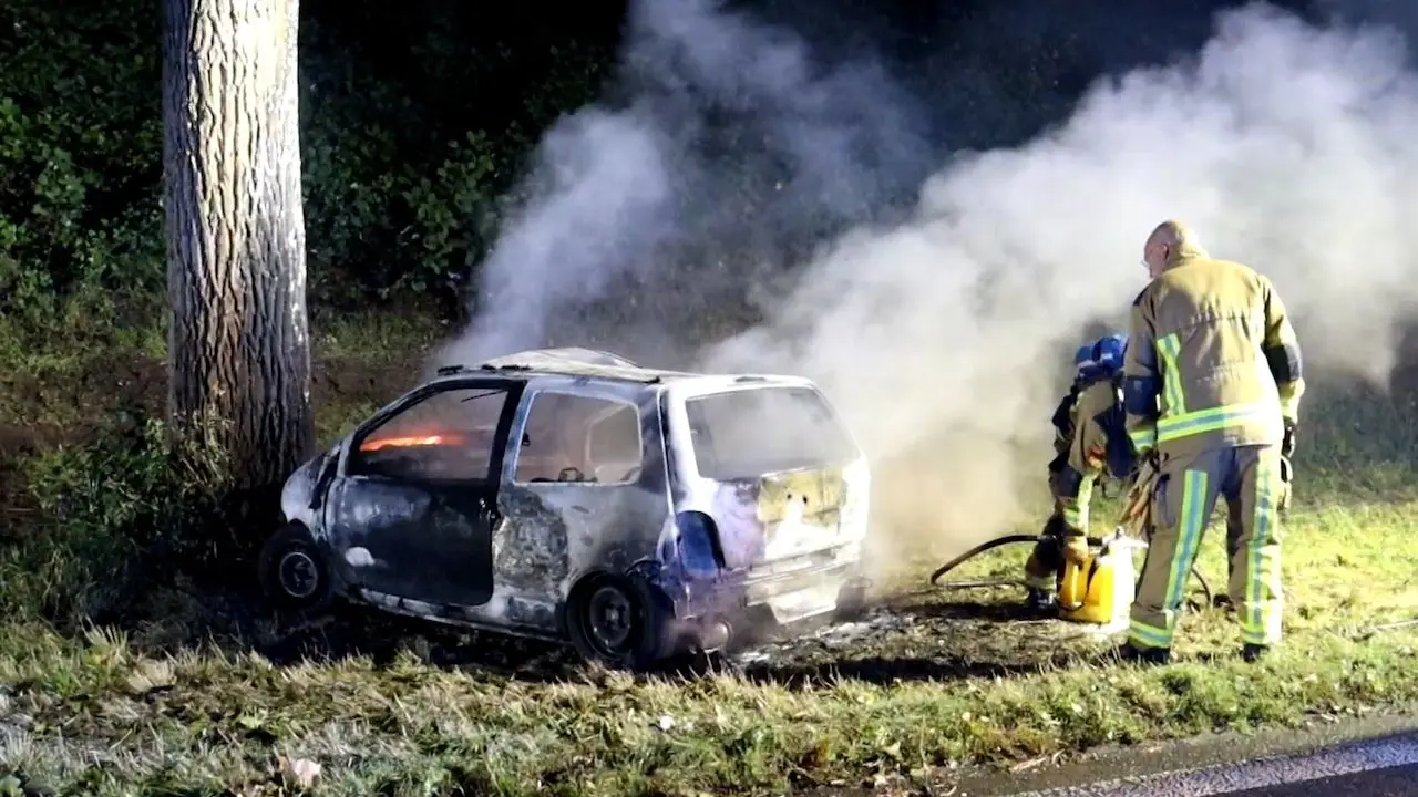 Heldhaftige taxichauffeur redt jongen (19) uit brandende auto