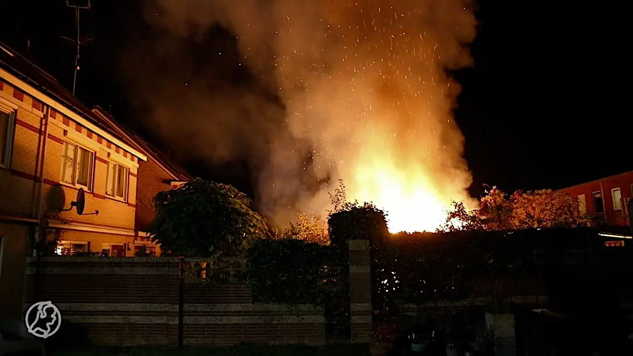 Ravage in Apeldoorn: Gasflessen ontploffen in metershoge vuurzee