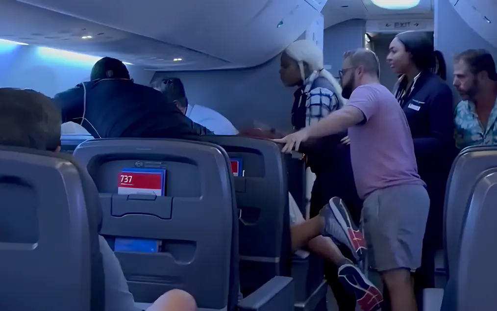 Passagiers grijpen in bij gewelddadige uitbarsting op American Airlines-vlucht: ‘Raak haar verdomme niet aan!’