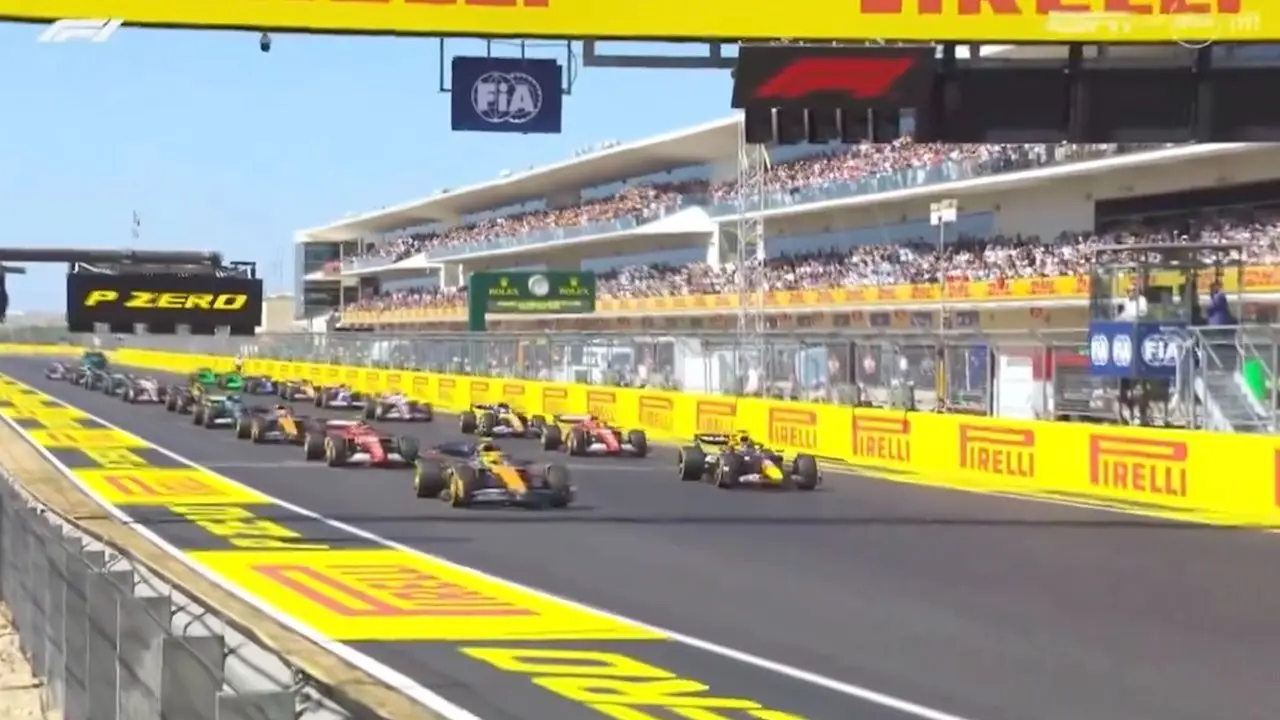 Max Verstappen beukt Lando Norris van de baan bij start Grand Prix VS