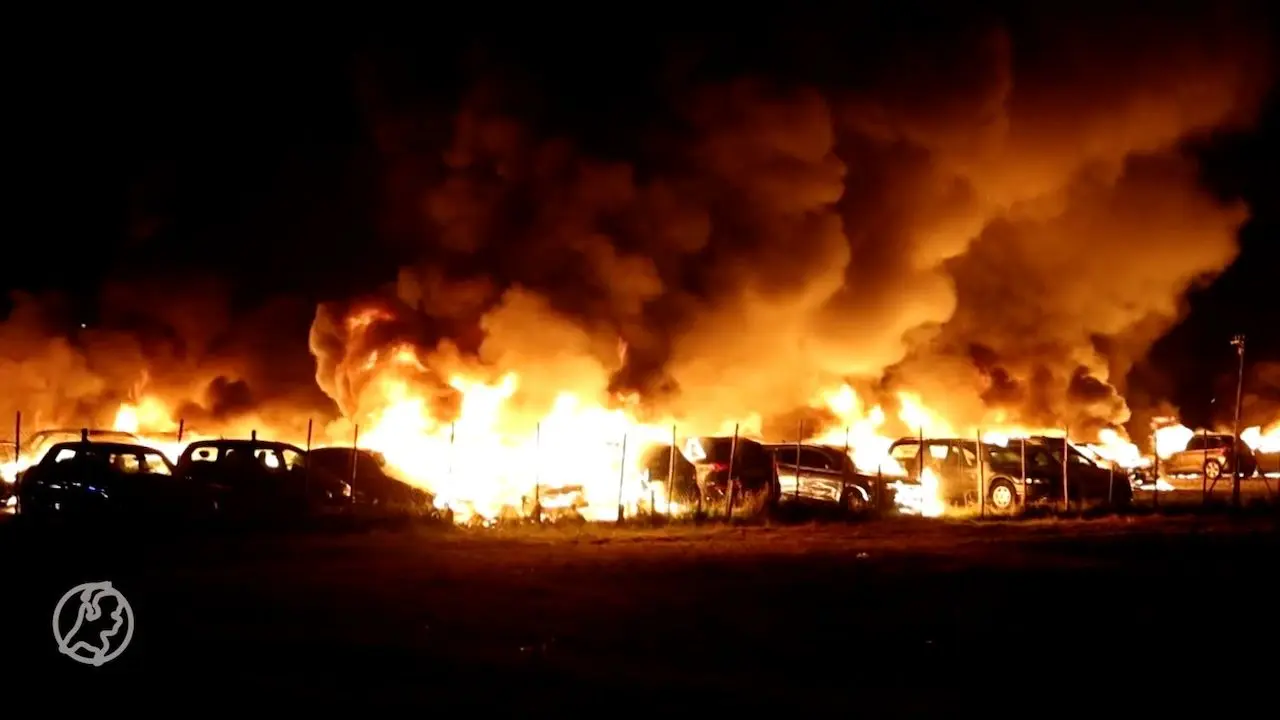 Bizar: 40 auto's afgebrand bij Schiphol-parkeerplaats