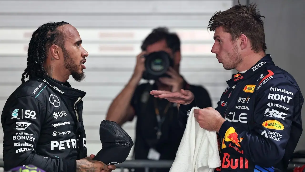 Lewis Hamilton haalt uit naar Max Verstappen vanwege iets dat hij 'al jaren doet'