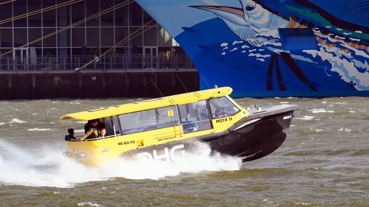 Watertaxi in Rotterdam zinkt met passagiers aan boord
