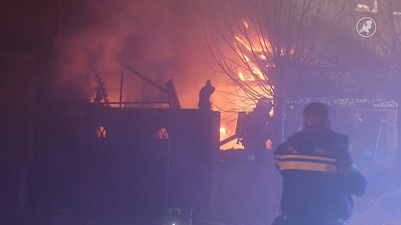 Twee mensen en drie honden dood bij woningbrand in Vroomshoop: Mogelijk door vuurwerk