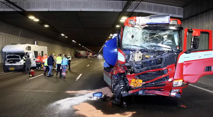 Chaos op A4 na zwaar ongeluk met meerdere vrachtwagens en camper