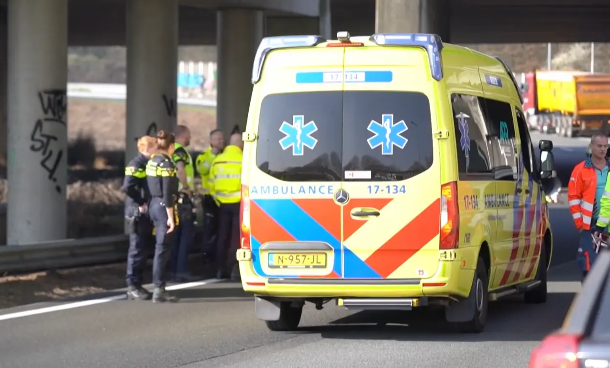Tragedie op de A20: Twee doden bij ernstig ongeluk met motoren en vrachtwagen