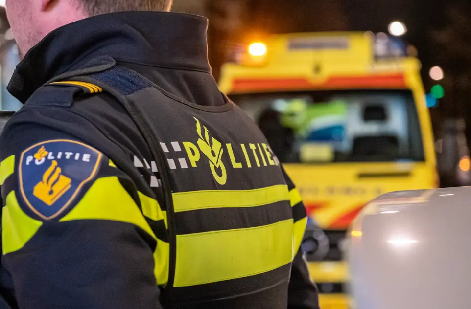 Bizar: Drie agenten neergestoken in Amsterdam