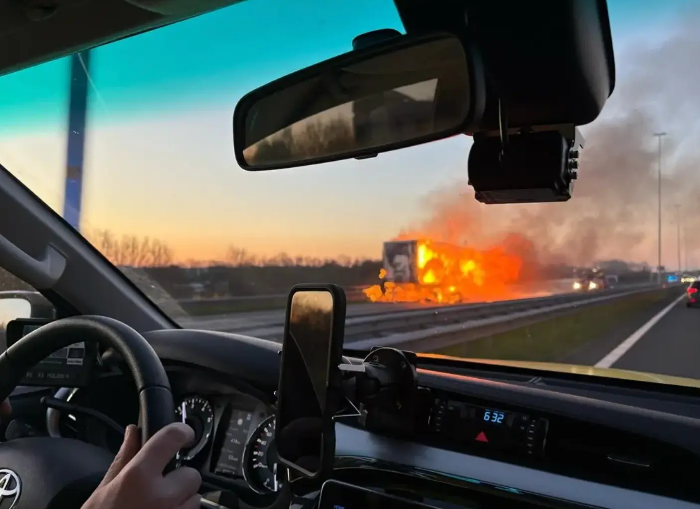A73: Gigantische brand op snelweg na hefitg ongeluk met vrachtwagen