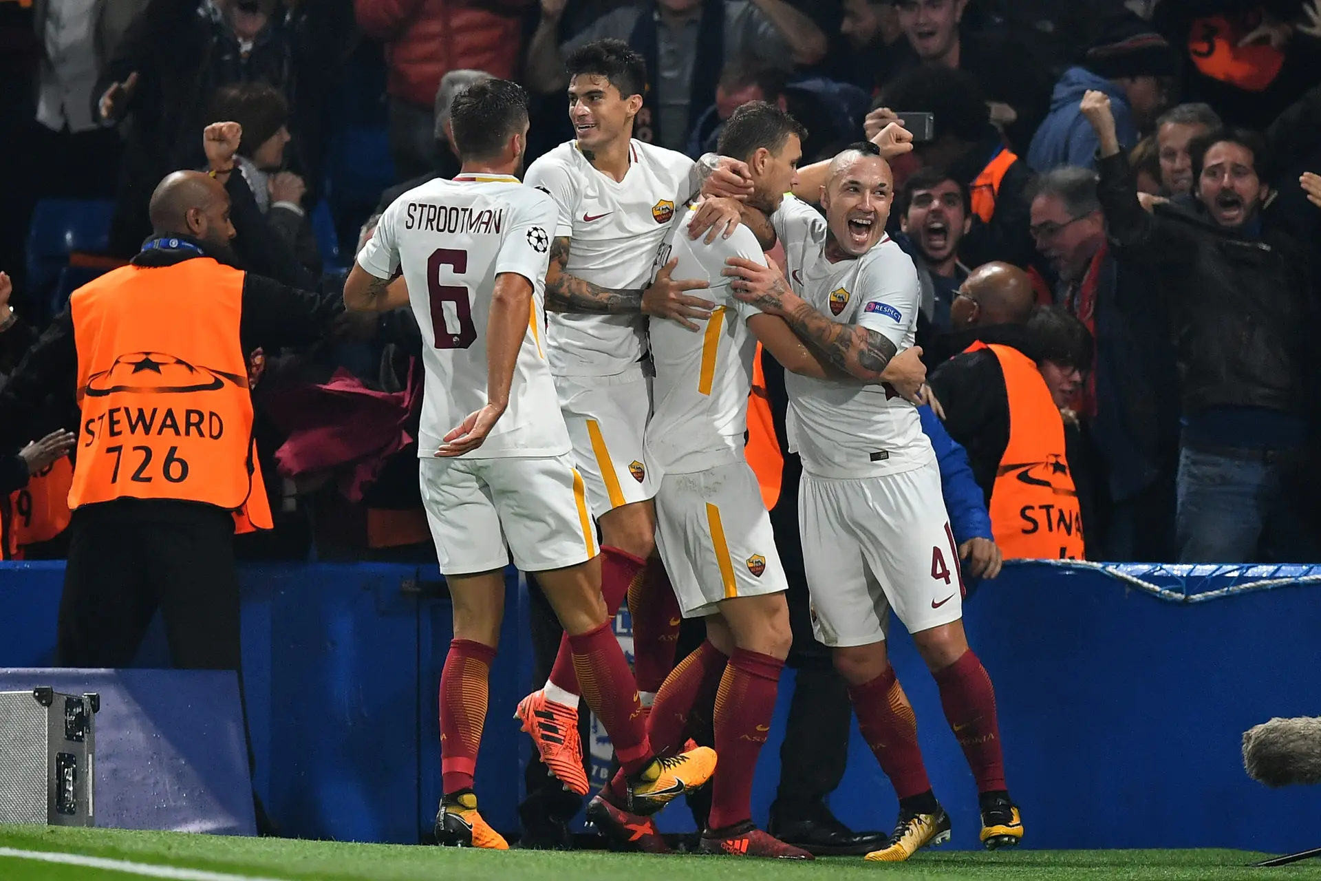gruppo roma esulta gol