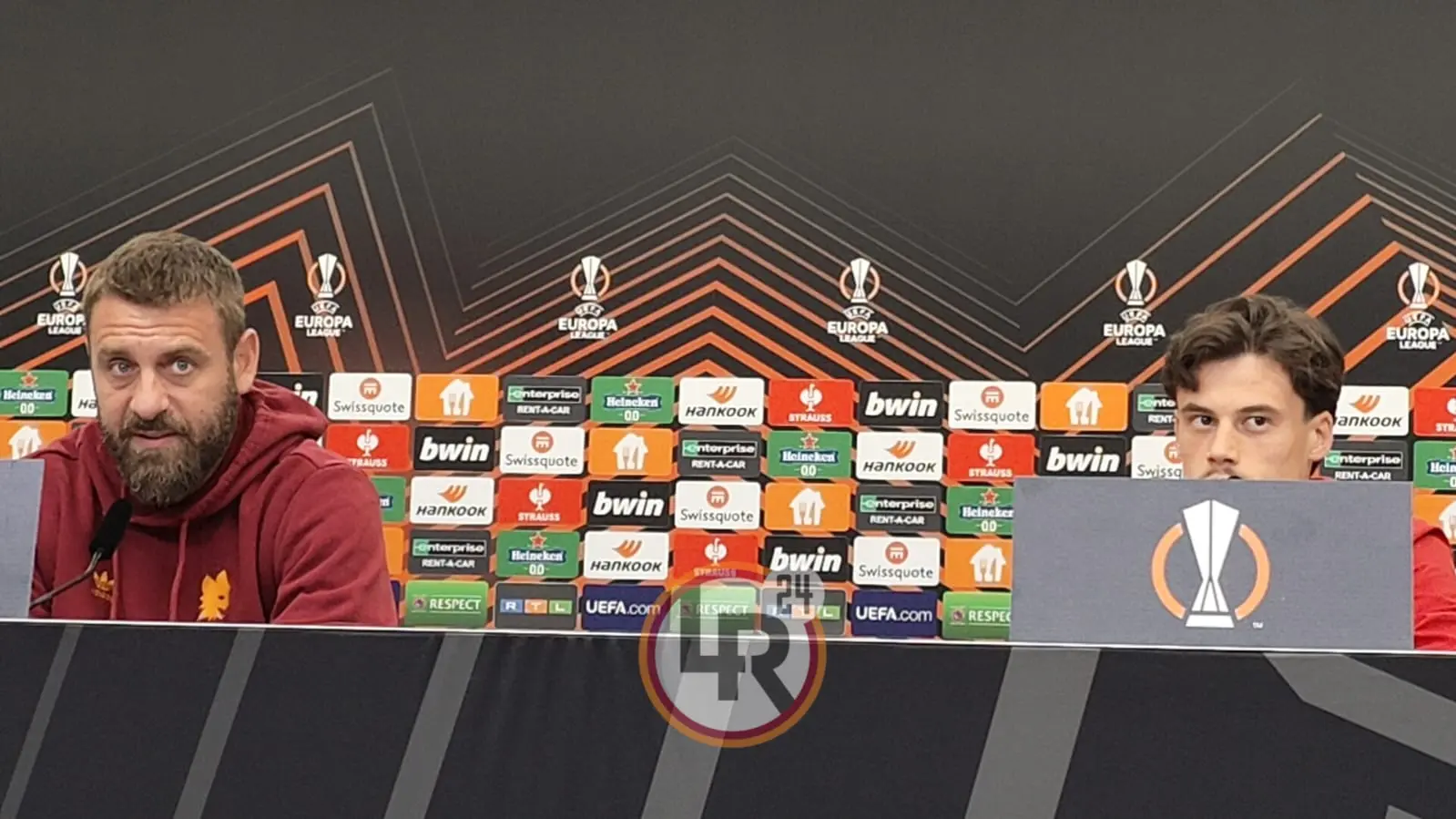de rossi e svilar conf bayer roma