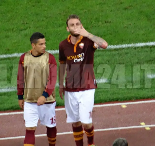 de rossi manda bacio caprari roma chievo ottima