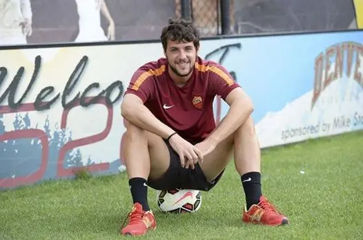 destro ride seduto sul pallone