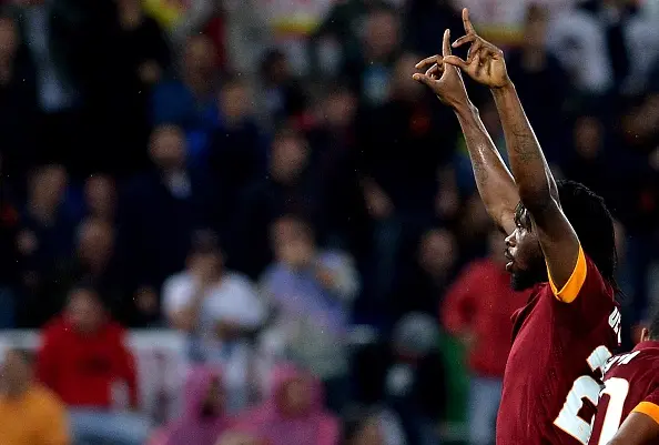 gervinho braccia al cielo profilo