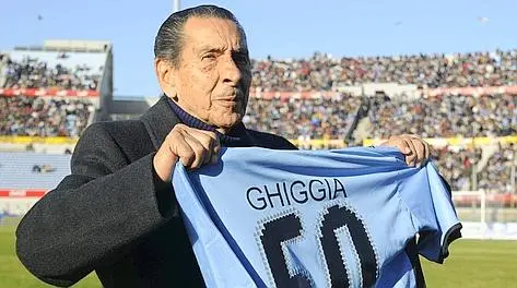 ghiggia mostra maglia uruguay