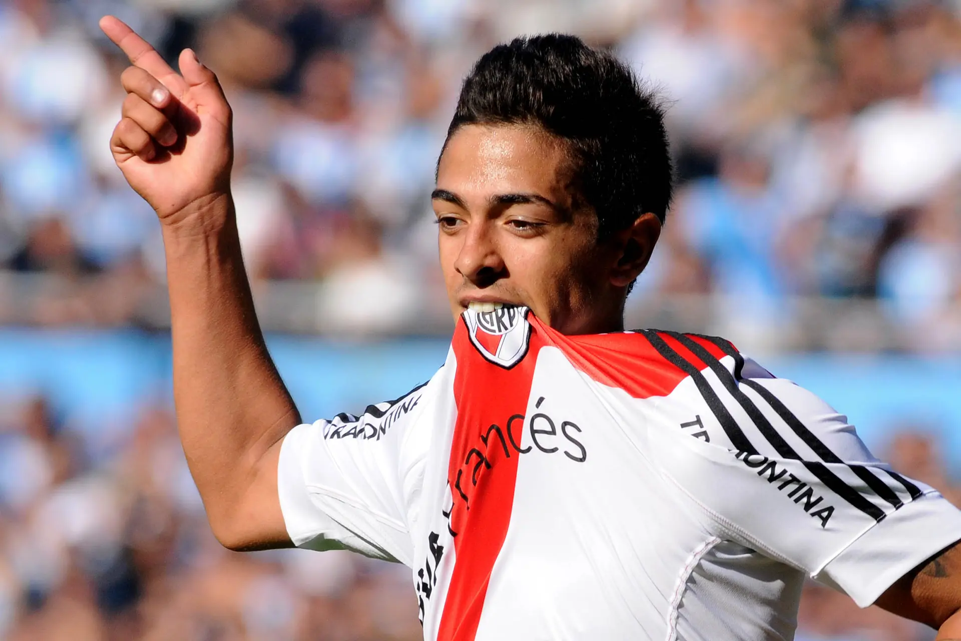 lanzini esulta maglia river in bocca