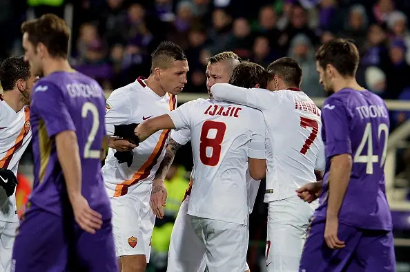 ljajic abbracciato dai compagni fiorentina roma 26012015