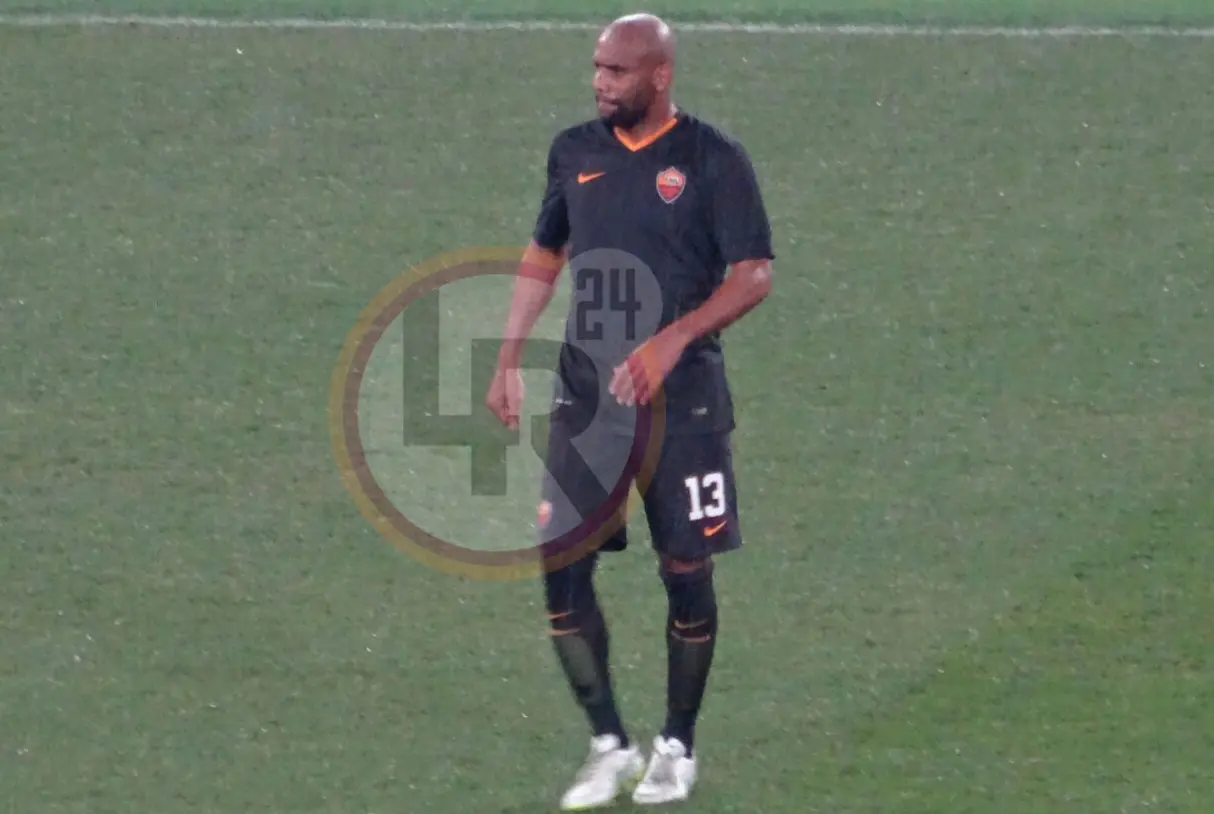 maicon tutta figura nero