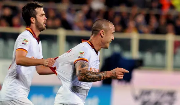 nainggolan trattenuto da pjanic dopo gol in fiorentina roma