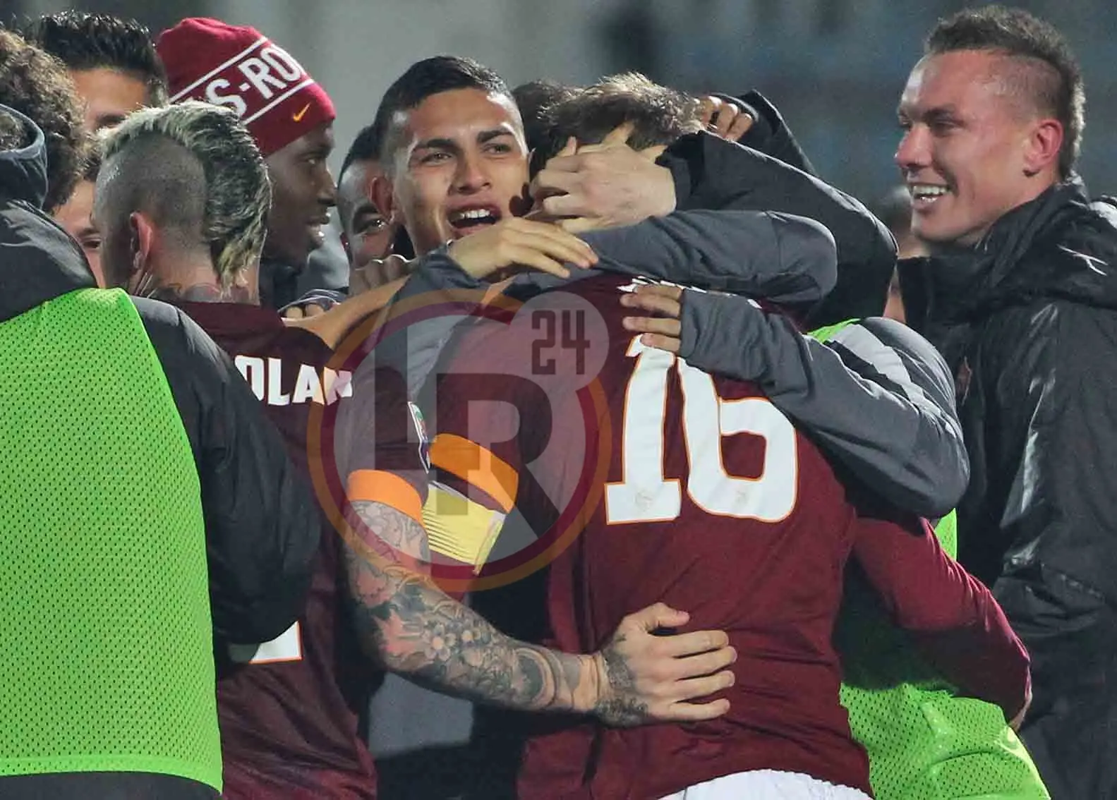 paredes de rossi gruppo abbraccio foto gino cesena roma 22032015