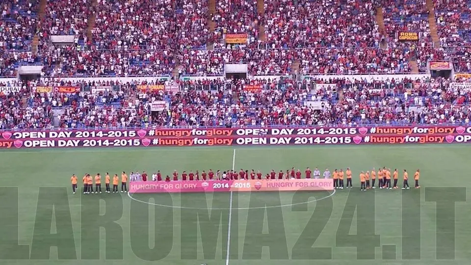 presentazione squadra stadio olimpico giocatori a centrocampo