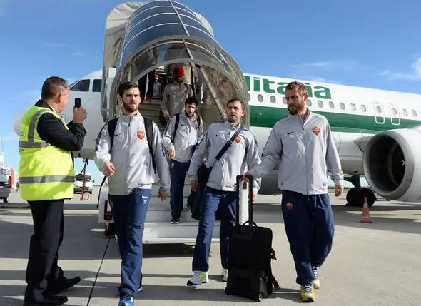 roma attera a monaco foto twitter roma