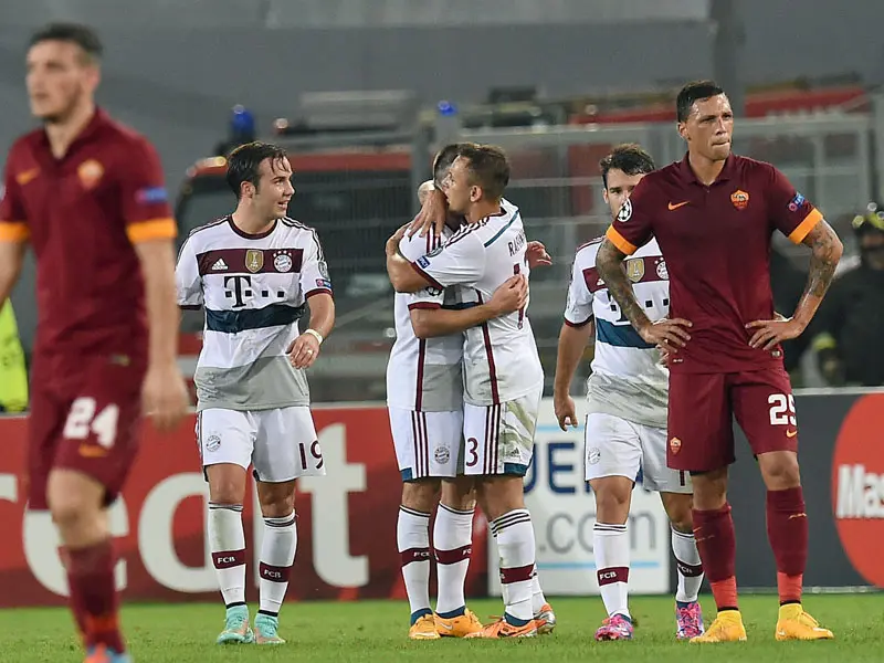 roma bayern fine partita abbraccio bavaresi