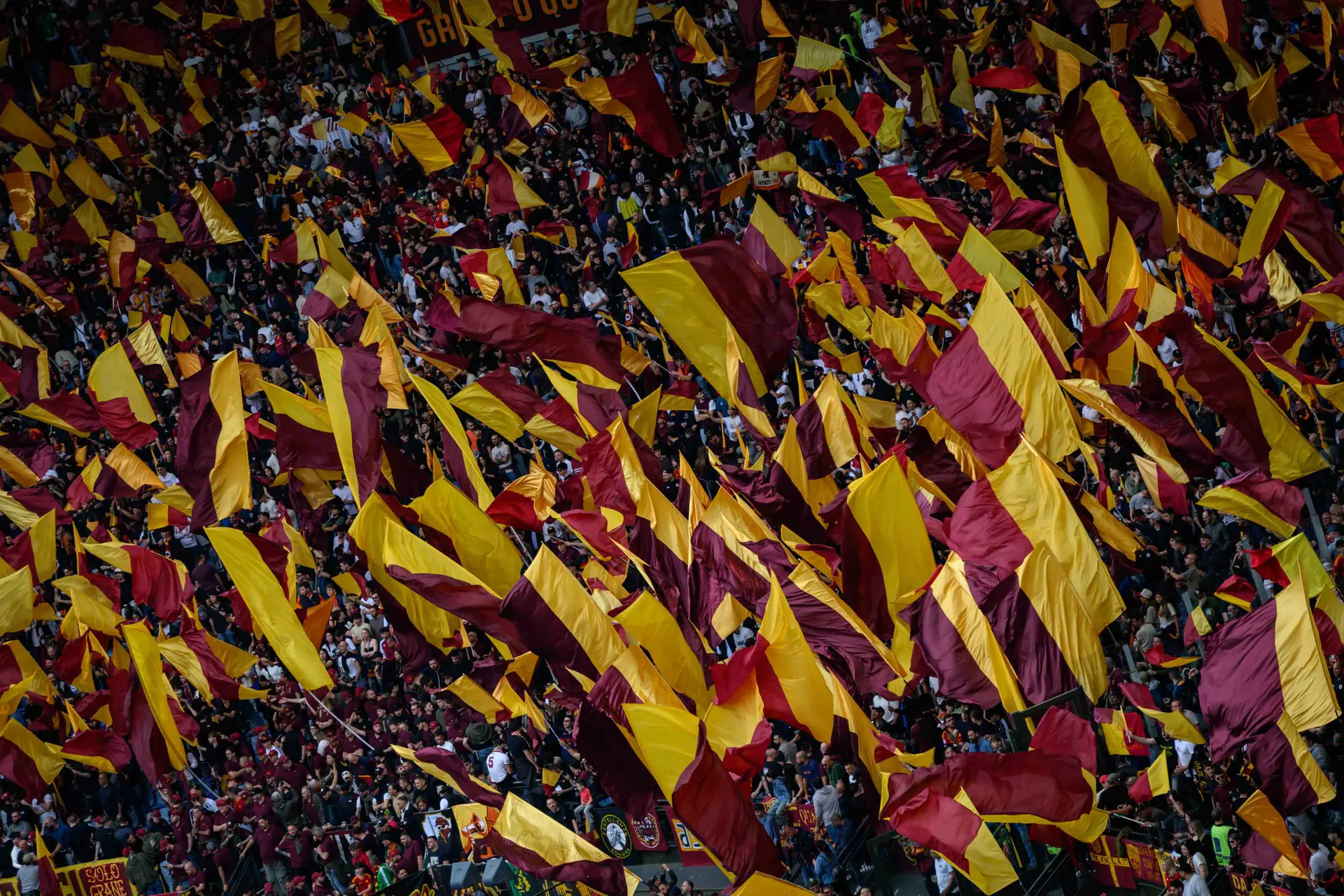 roma fiorentina curva sud bandiere 4 1
