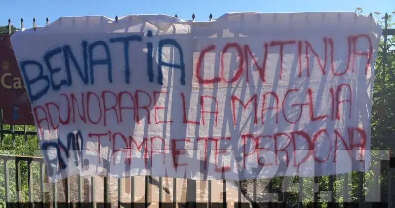 striscione benatia raduno trigoria lr24