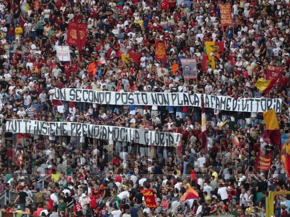 striscione secondo posto presentazione roma fenerbahce 190814