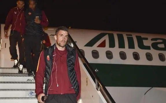 strootman scende da aereo foto twitter roma