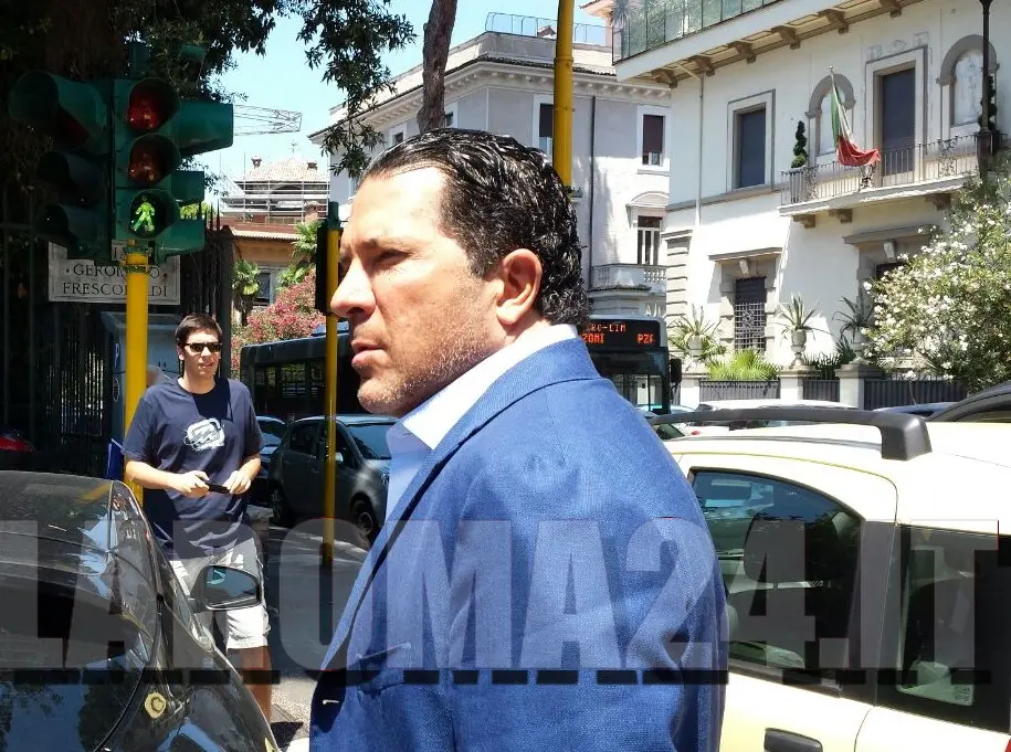 tacopina esce dall arbergo faccia imbruttita lr24