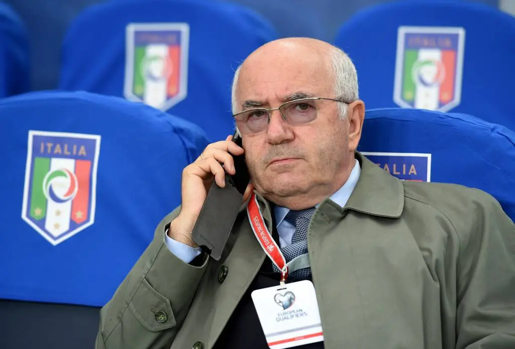 tavecchio telefonino seduto poltrone italia 2015