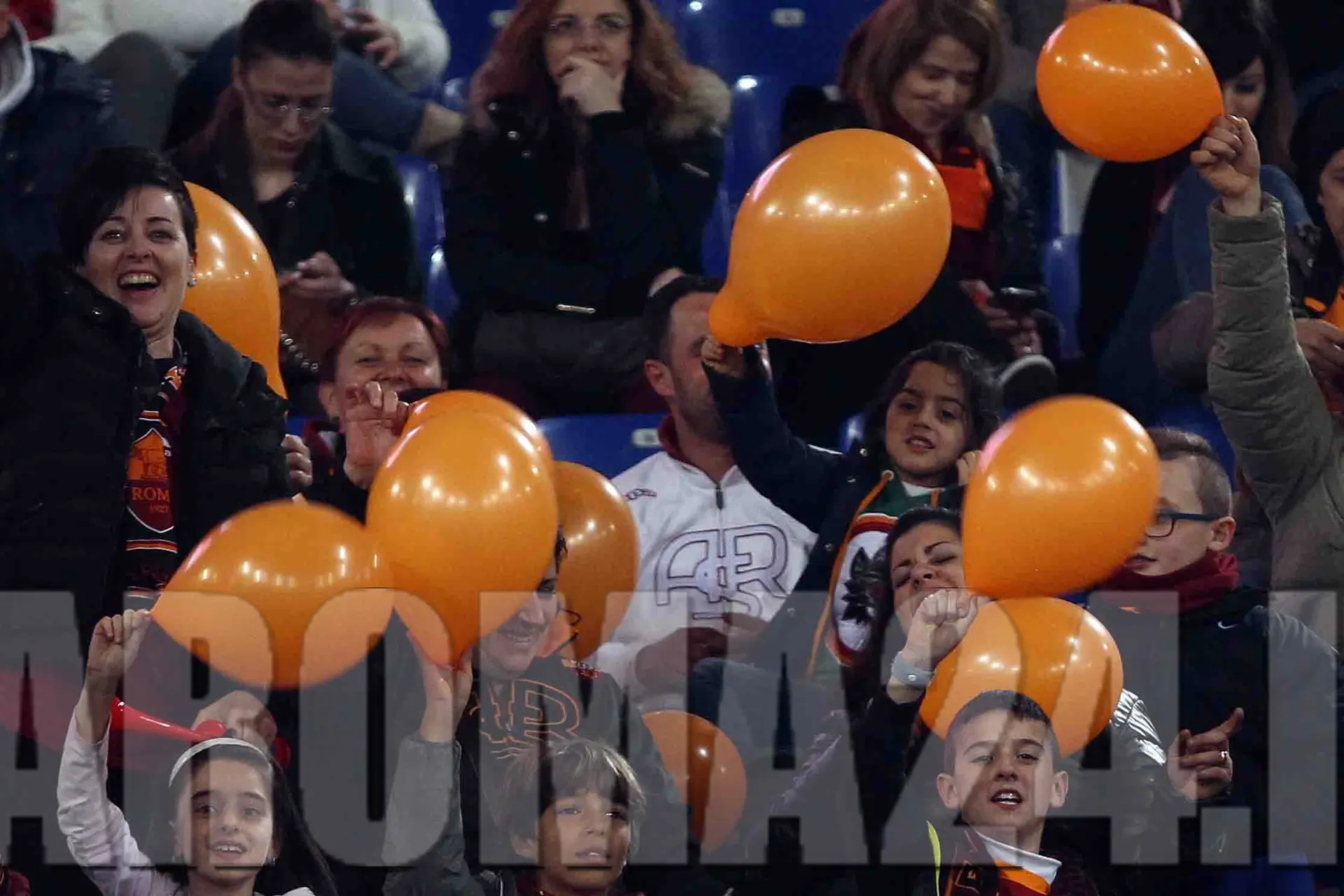 tifosi palloncini arancioni x strootman