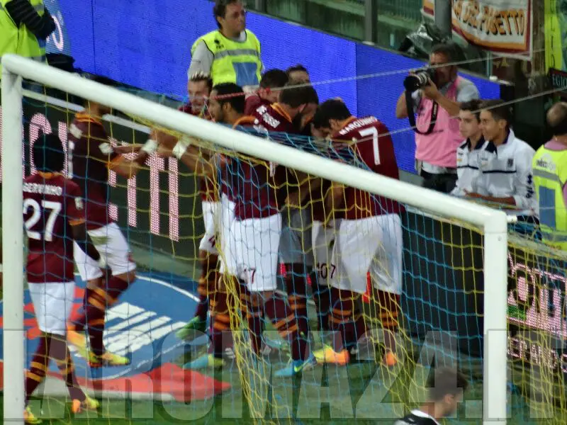 totti abbracciato dopo gol parma roma 160913