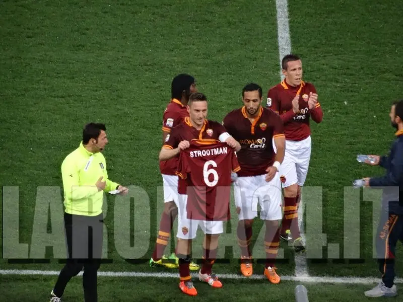 totti esulta mostra magla strootman
