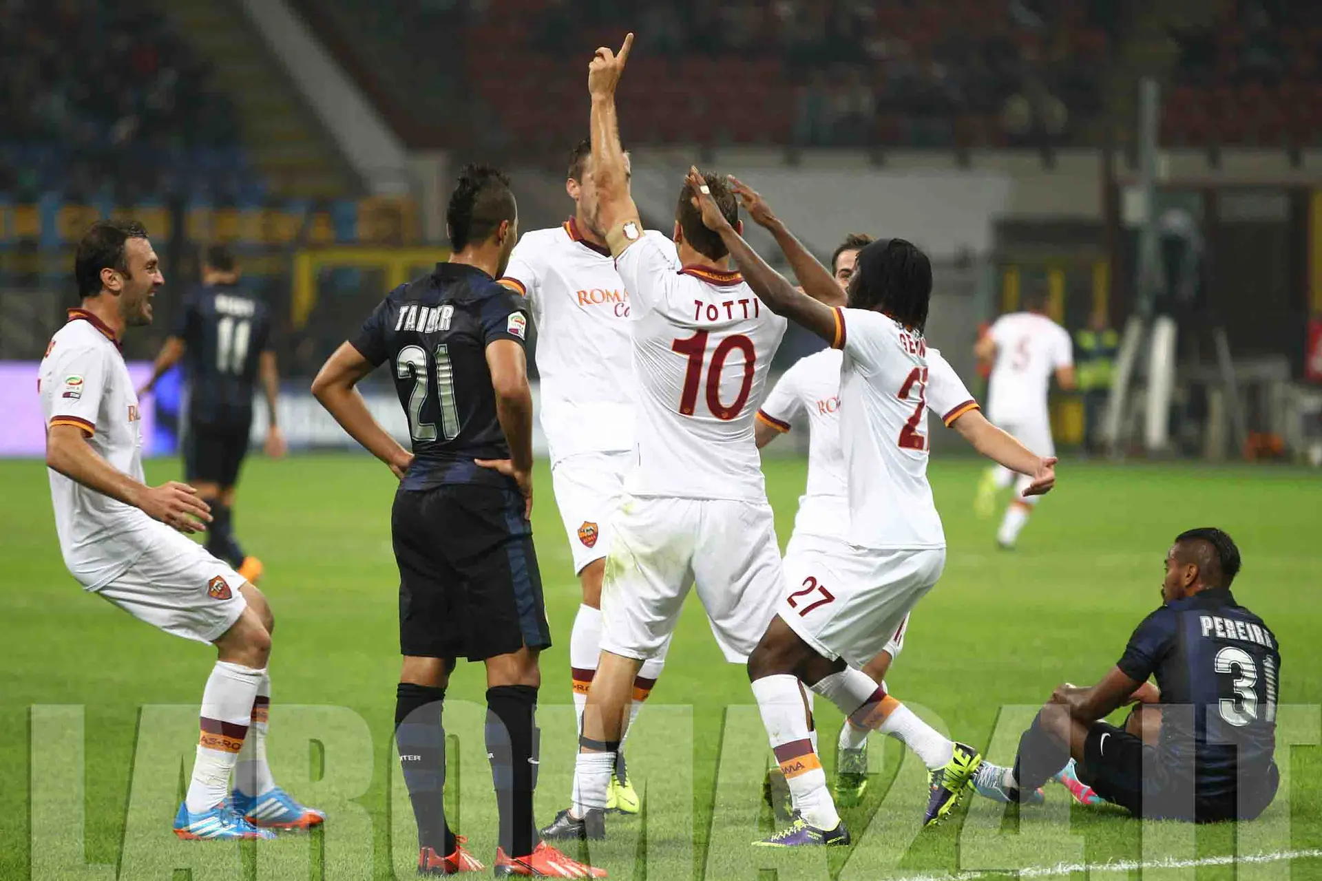 totti esultanza spalle inter roma 051013 mancini