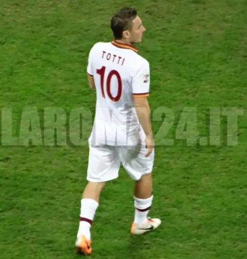 totti tutta figura spalle bianco