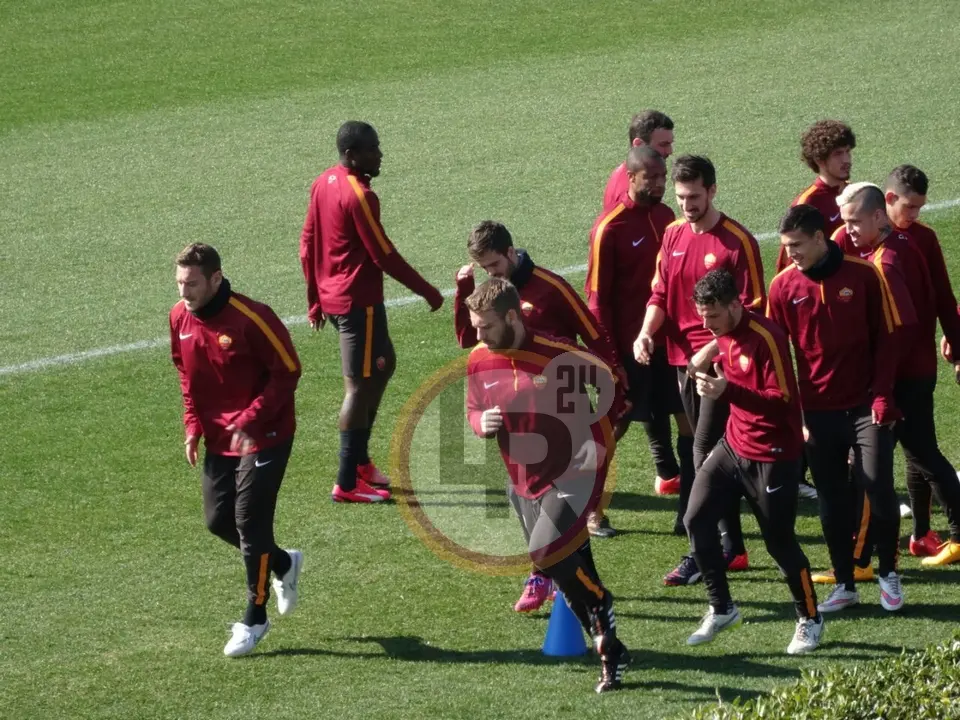 trigoria totti de rossi e gruppo lr24