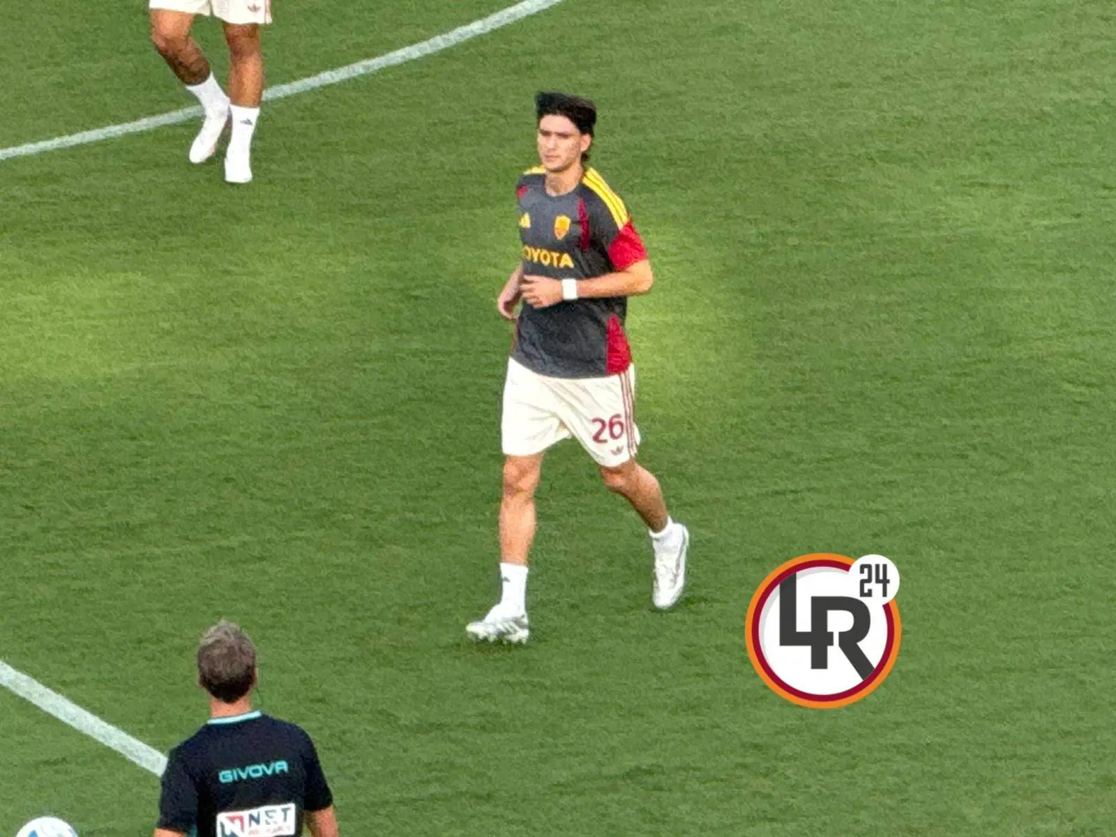 Lecce-Roma: giallorossi in campo per il riscaldamento. Ci sono anche Balerdi e De Roon