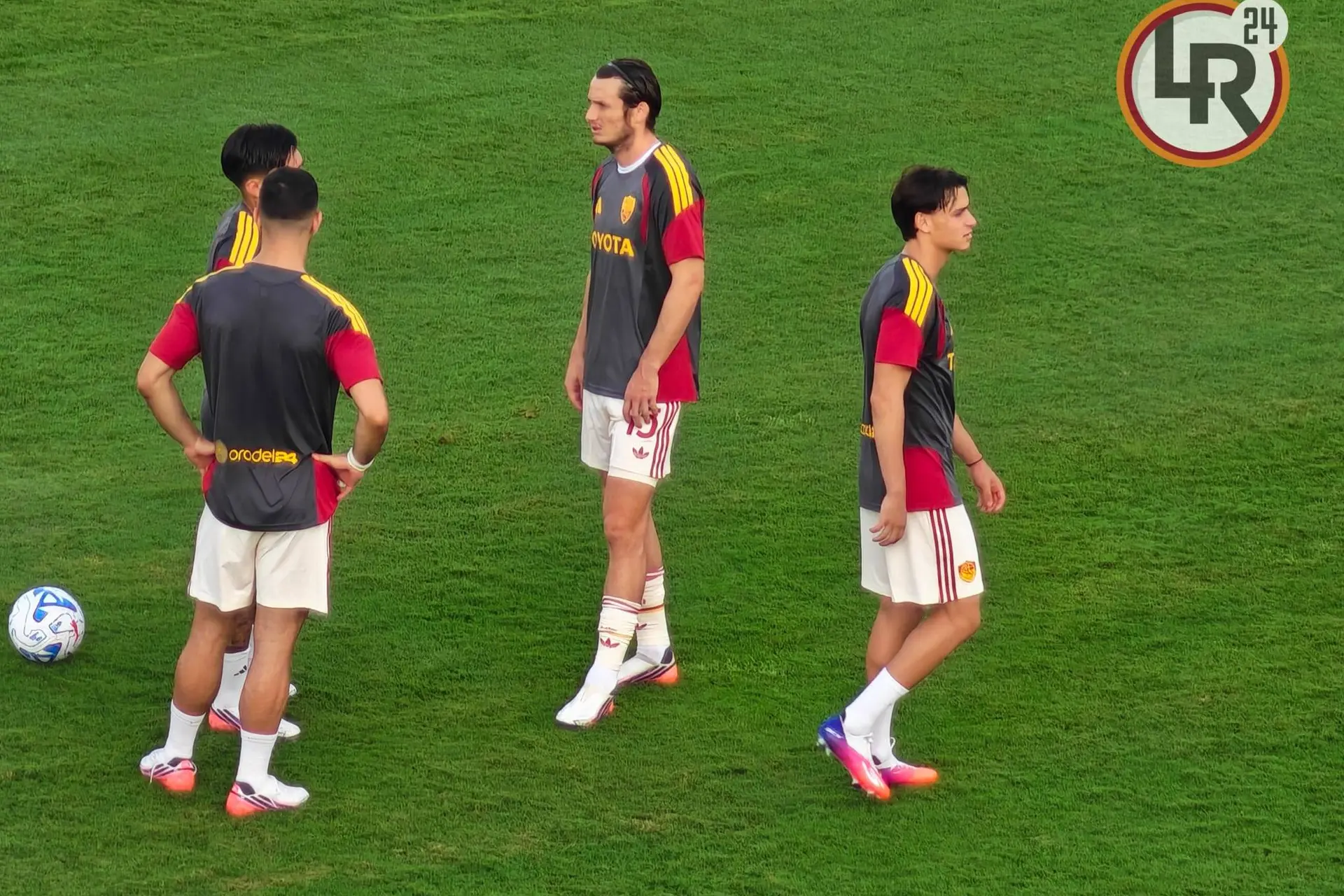 Lecce-Roma: giallorossi in campo per il riscaldamento. Ci sono anche Balerdi e De Roon
