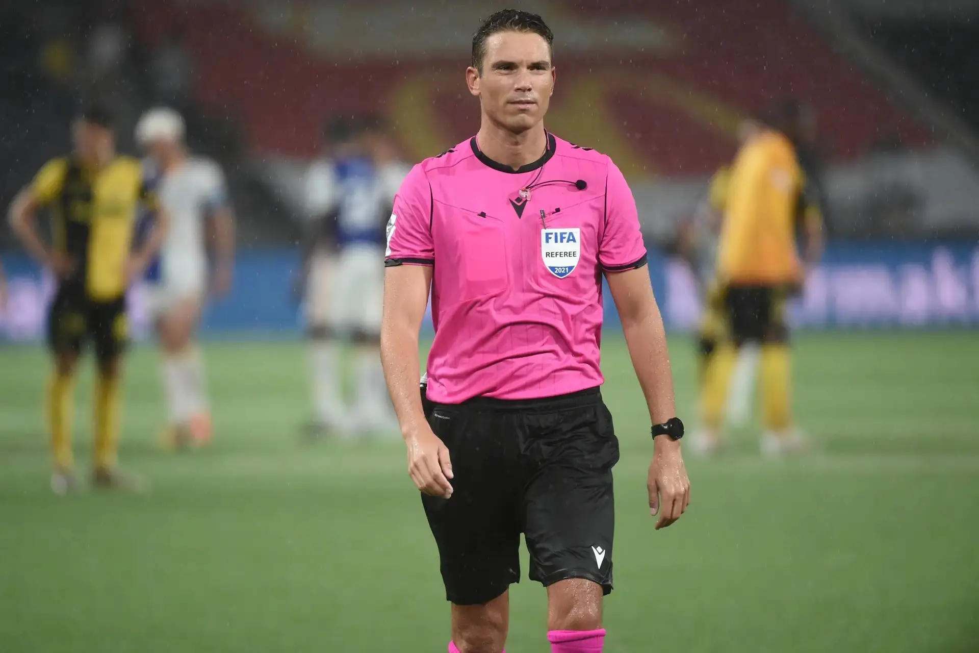 l-arbitro-svizzero-sandro-scharer-foto-mondadori