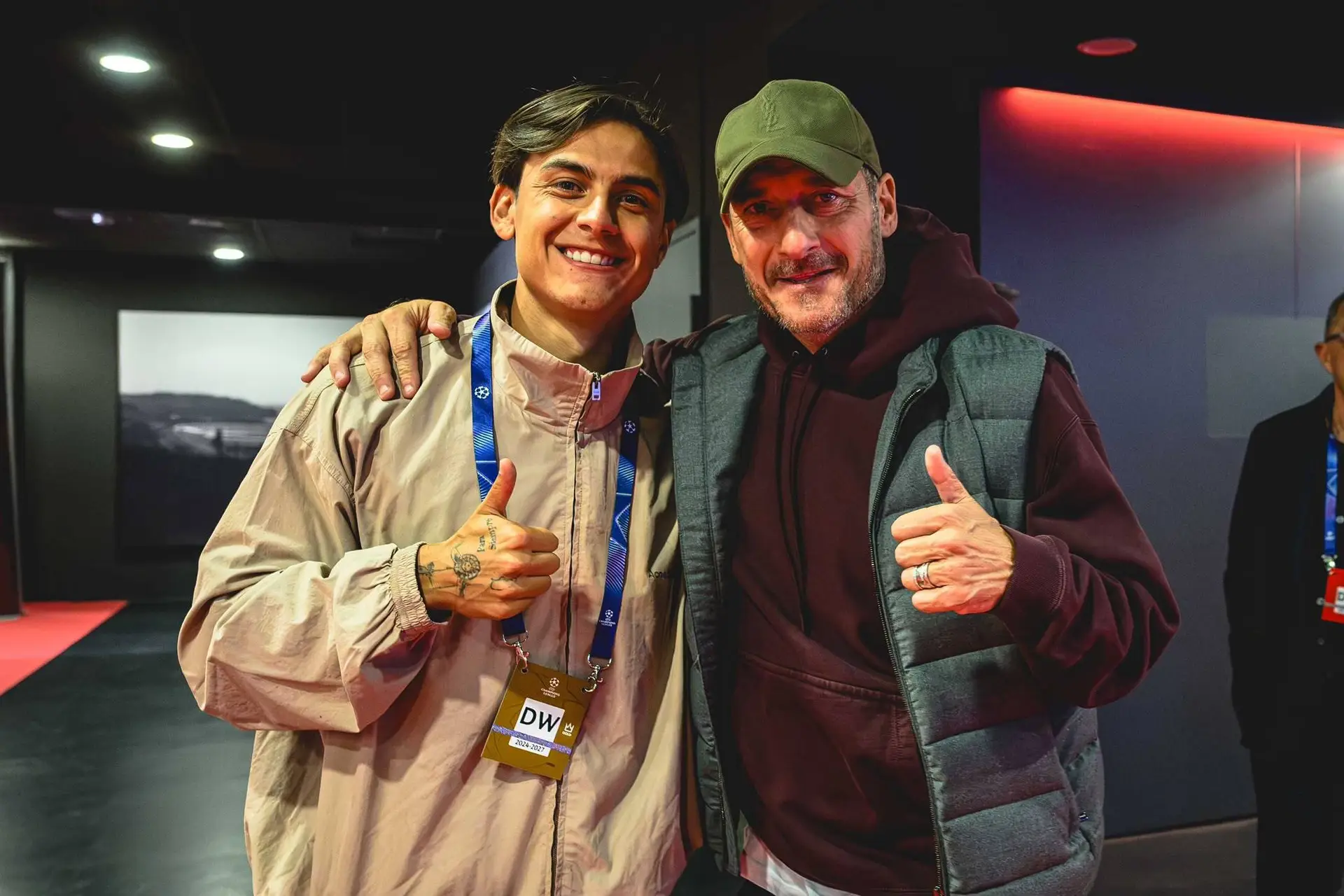 FOTO - Roma-Slovan Bratislava: Totti nel tunnel dell’Olimpico prima del match. Colloquio con Dybala e abbracci con Malen, Mancini e Pellegrini