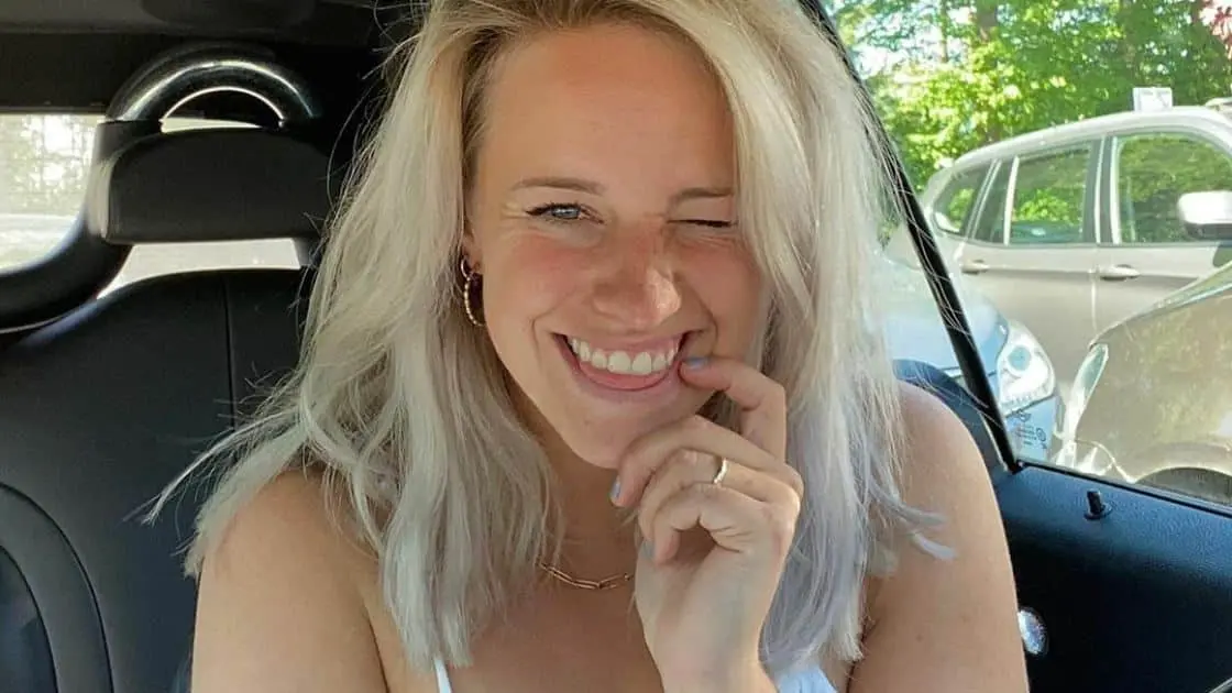 Dee van der Zeeuw verlaat haar man en kind voor zuipvakantie met knappe vriendinnetjes