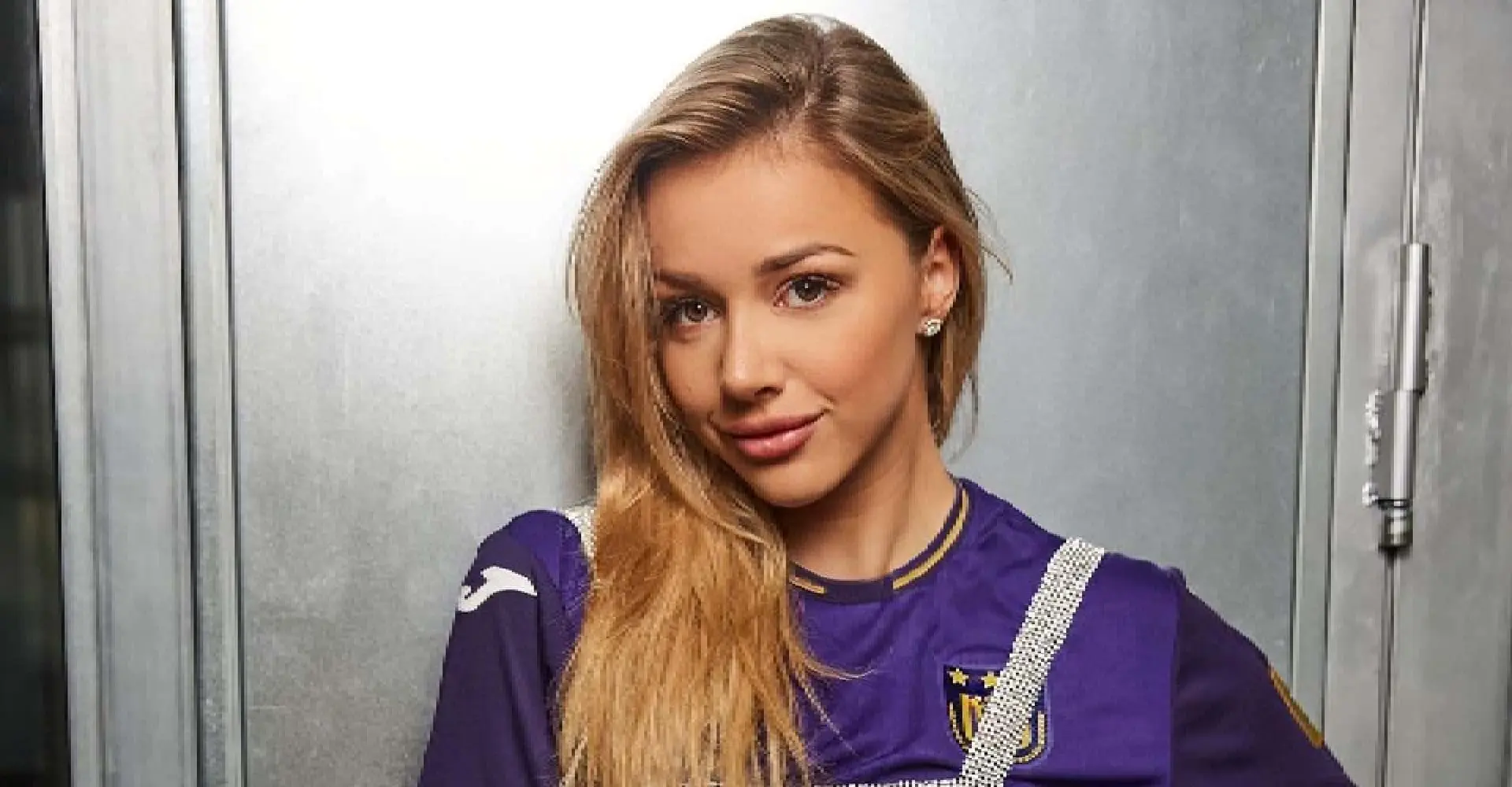emma heesters opvallende outfit rode loper