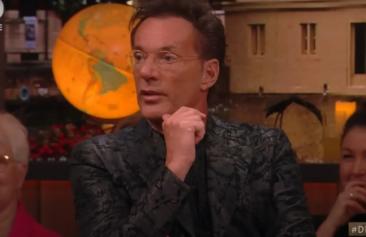 Video: Gerard Joling ligt languit in de kofferbak en maakt piepende geluiden