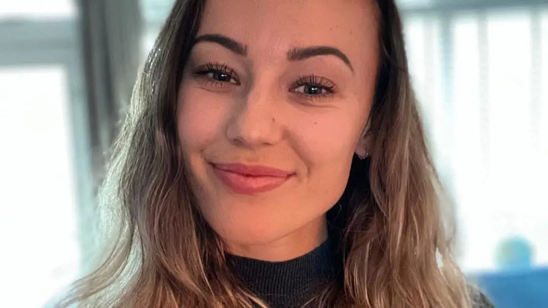Atletes Lieke Klaver en Nadine Visser worden omringd door knappe vrouwen in strakke outfits