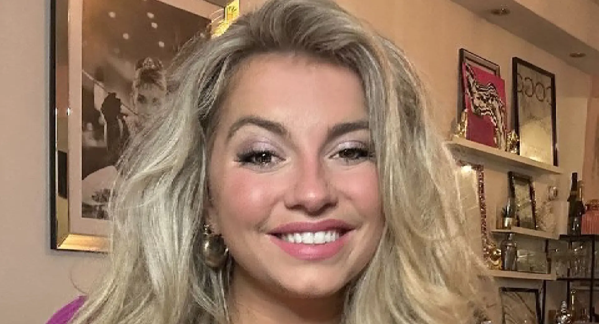 Blondine Sensi Lowe heeft niks te verbergen; je kijkt dwars door haar jurkje heen
