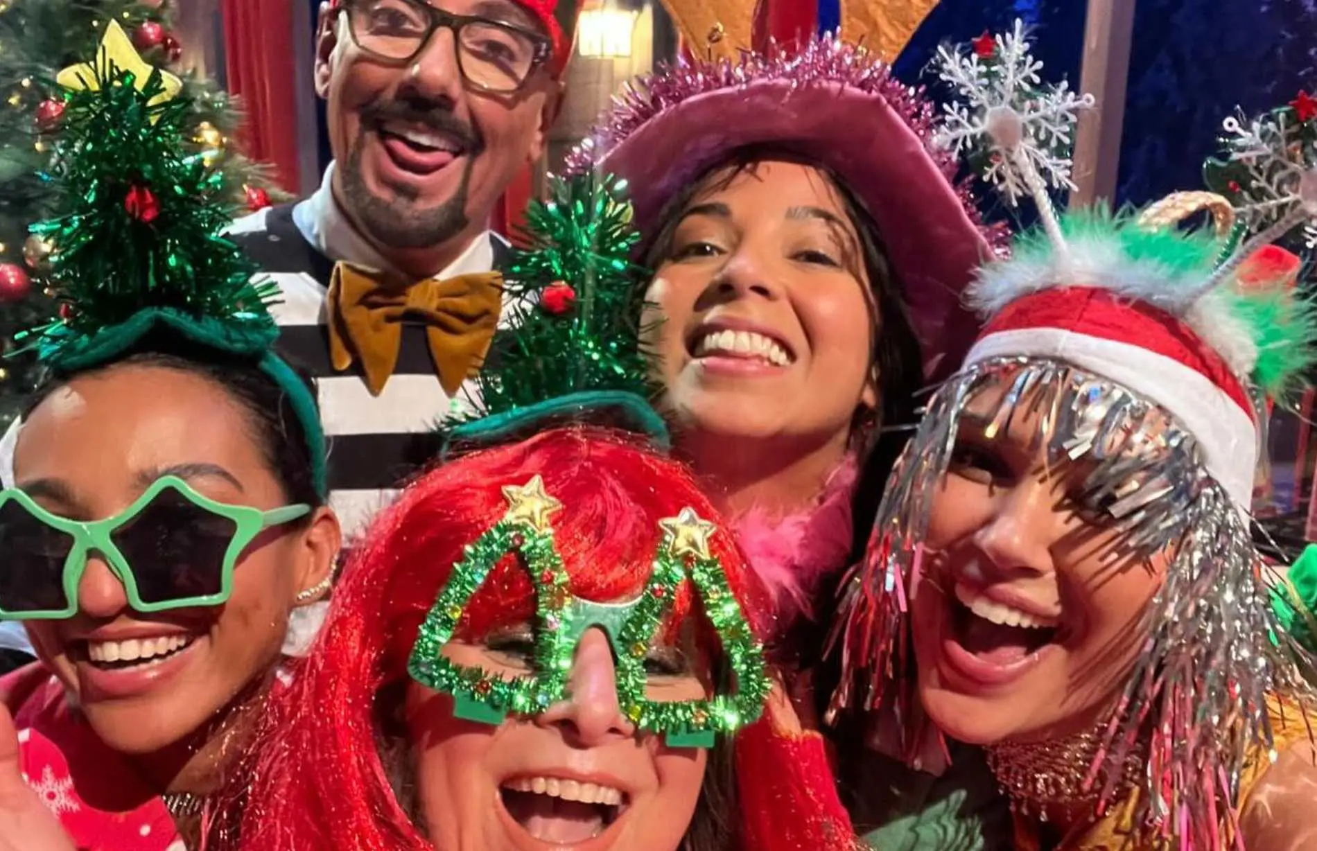 Uitdagend: Herken jij alle verklede BN'ers in knotsgekke aflevering Serious Christmas?