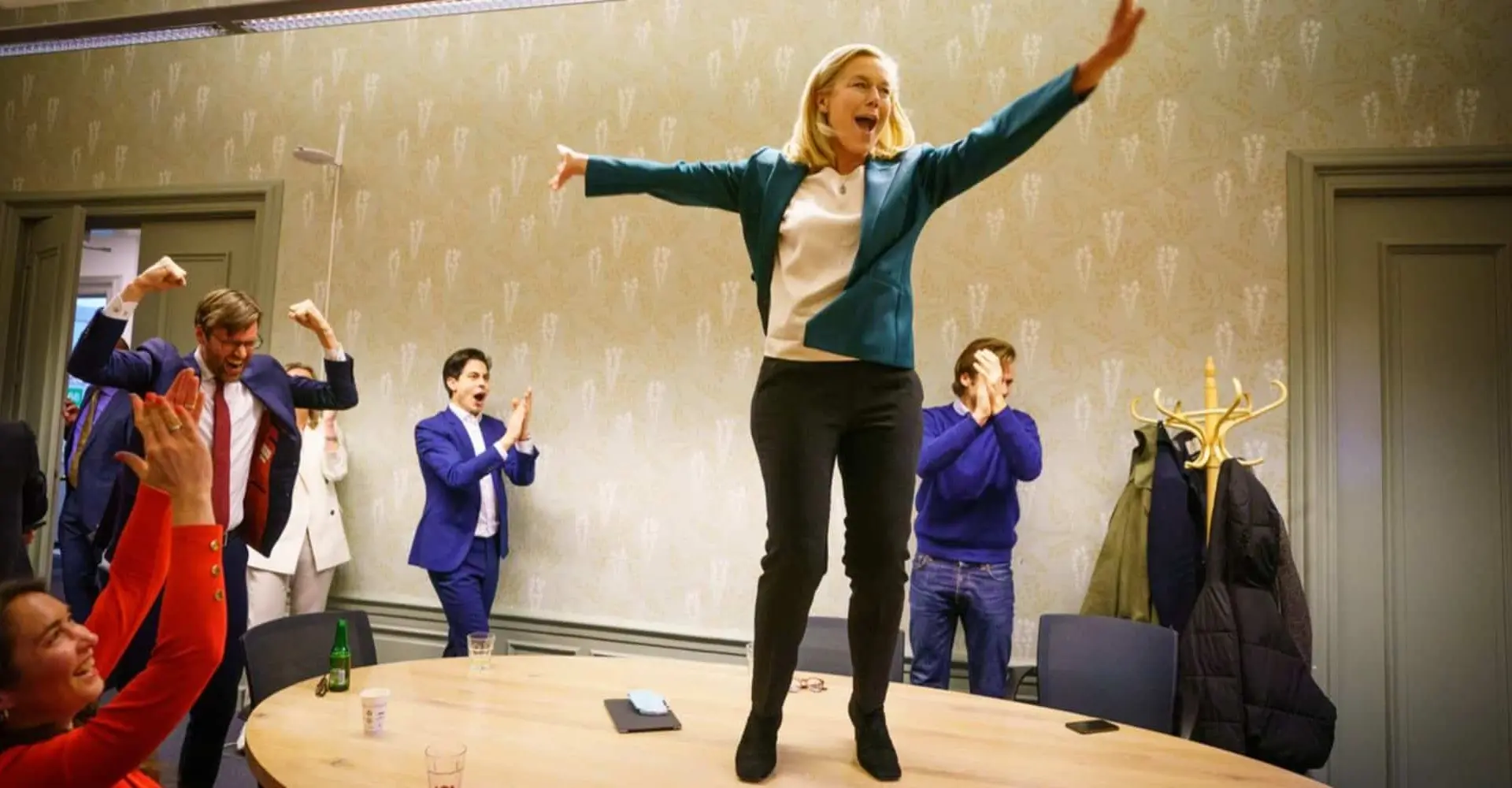 sigrid kaag danst op tafel d66