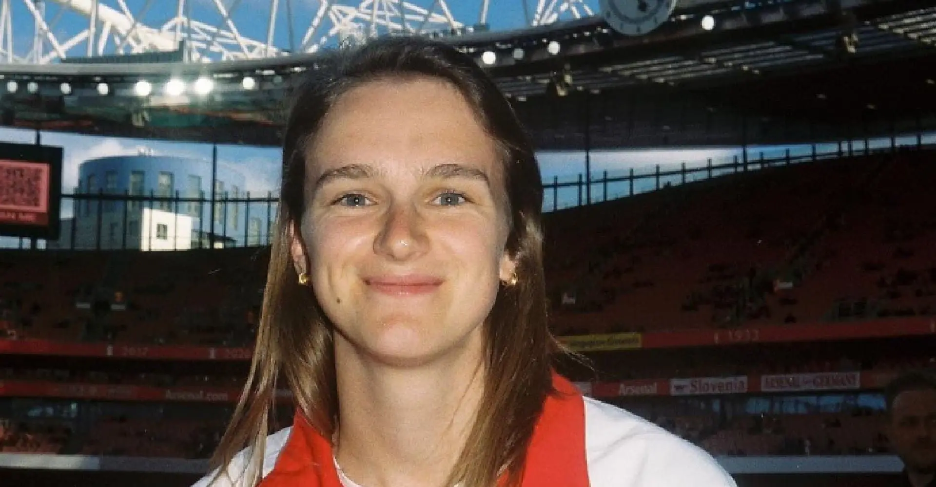voetbalster vivianne miedema poseert in pyjama voor goed doel